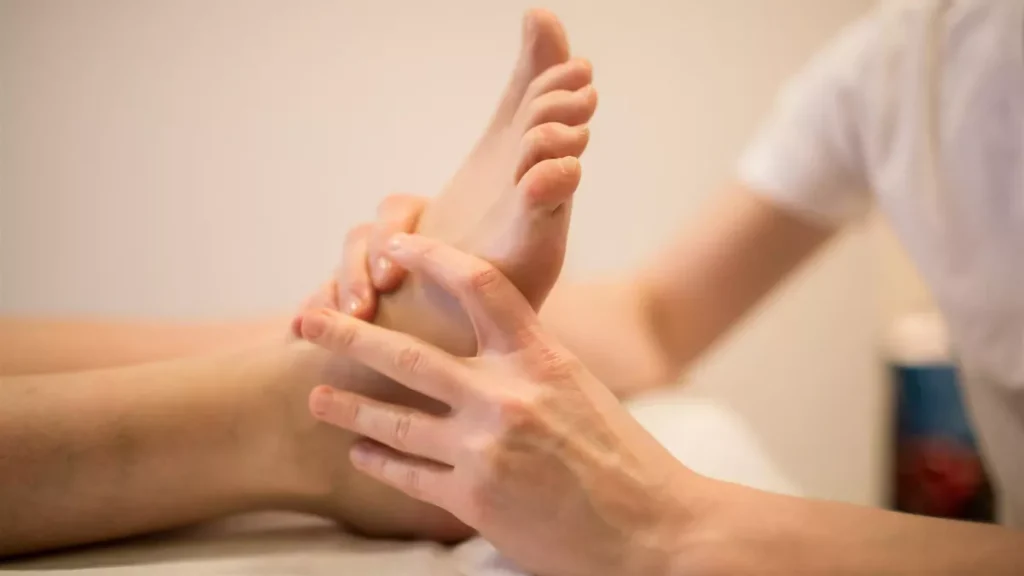 Réflexologie plantaire : pressions sur la voûte du pied