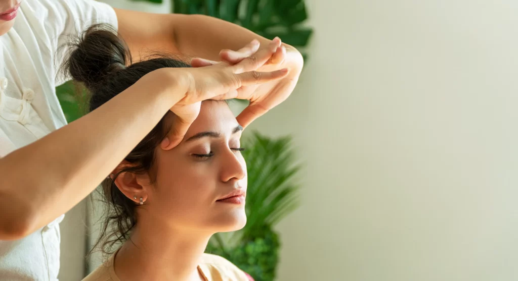 Soin énergétique du visage en position allongée