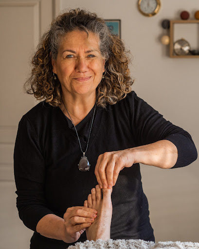 Véronique, réflexologue, pendant une séance de réflexologie plantaire