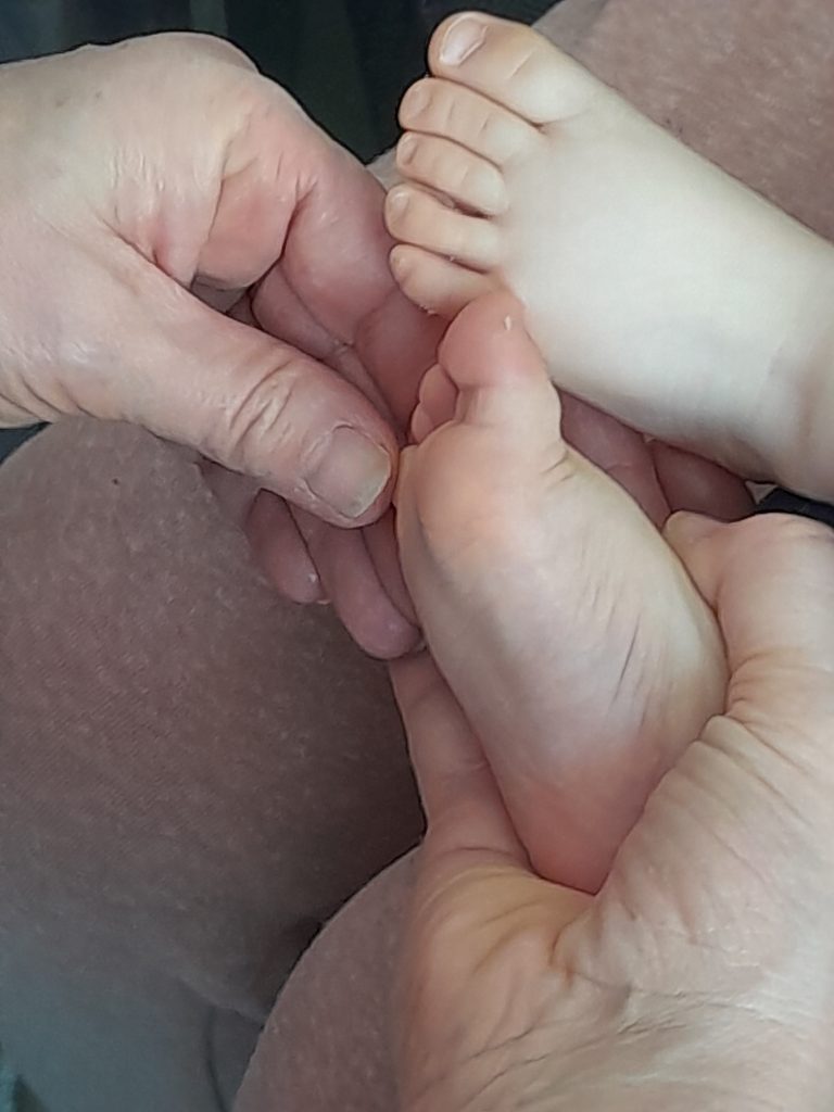 Réflexologie bébé : pressions douces sur le pied d'un nourrisson
