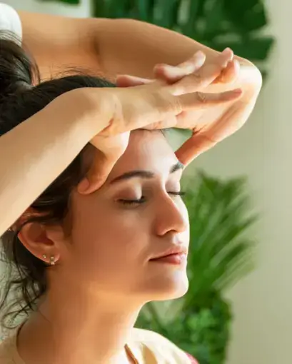 Soin énergétique du visage en position allongée