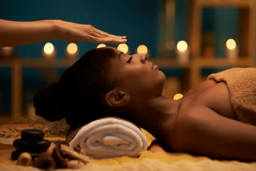 Soin Reiki relaxant en position allongée