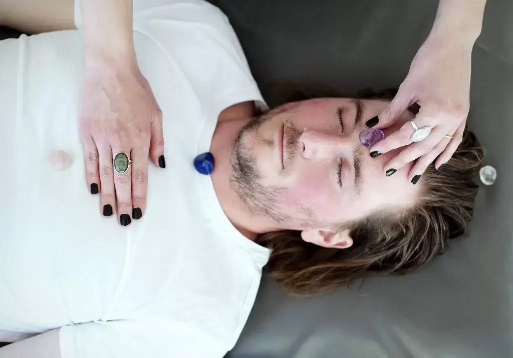 Soin Reiki : imposition des mains sur le front