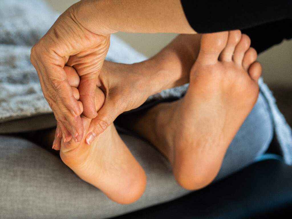 Réflexologie plantaire sur les deux pieds