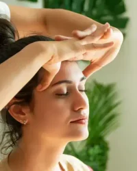 Soin énergétique du visage en position allongée