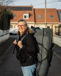 Véronique, réflexologue à domicile, avec sa table de soin